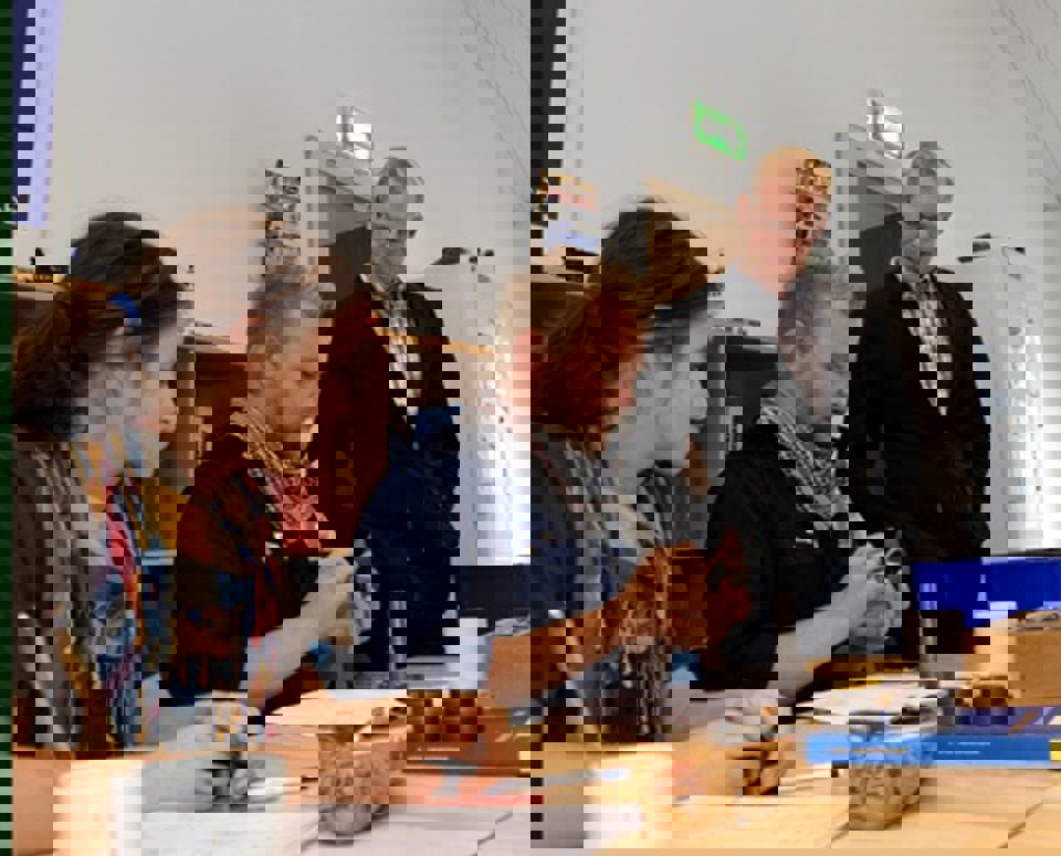 Carl Holst får sig en snak med Ingrid og Anders Mathiesen om de skibsintroducerende aktiviteter. Carl Holst får sig en snak med Ingrid og Anders Mathiesen om  de skibsintroducerende aktiviteter.