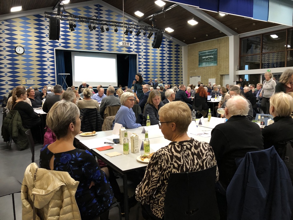 Borgere samlet ved borde til borgermøde i Nyborg