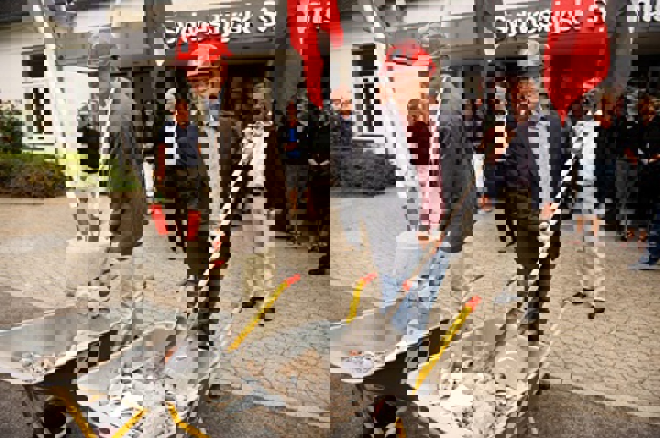 Så poseres der for kameraet. Regionsrådsformand Carl Holst  (th) og borgmester Egon Fræhr markerede ombygningen - ikke ved  et spadestik i traditionel forstand, men ved at køre en tur  med trillebøren. Fotos: Jørgen Diswal