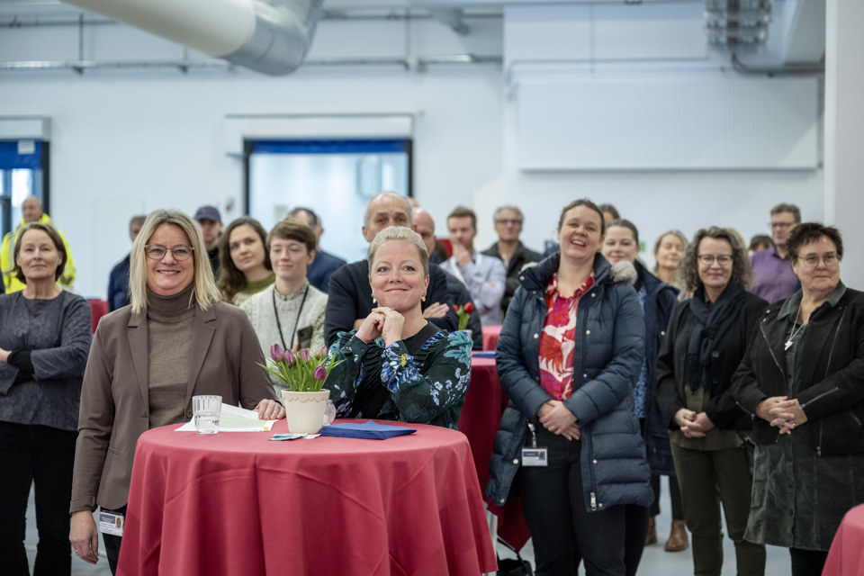 Køkkenmedarbejdere lytter til tale ved indvielse af nyt hospitalskøkken på det nye OUH