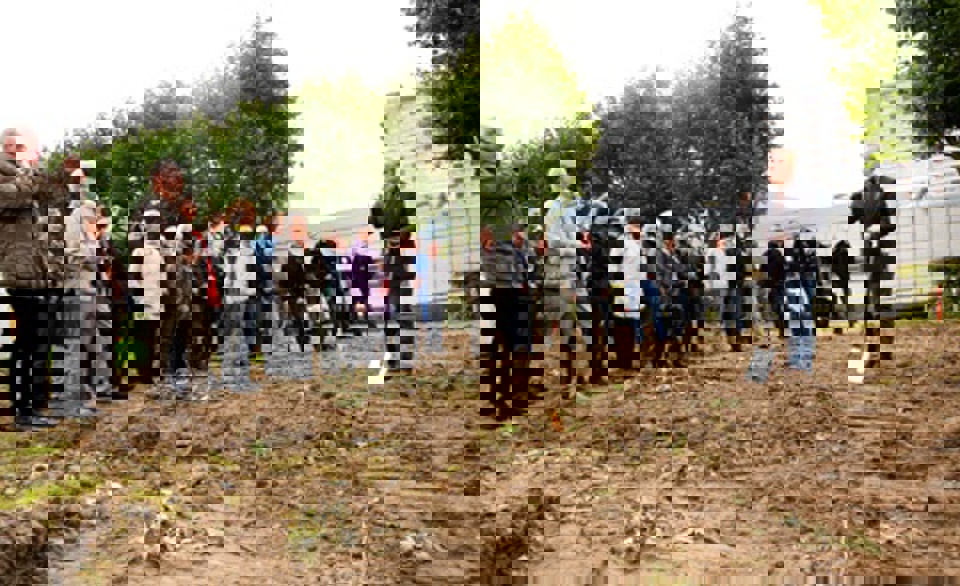 Regionsrådsformand Carl Holst holder tale - første spadestik til tilbygning CRS i Odense. Vi får samlet kompetencerne et sted og får dermed styrket det  fokus, der er og skal være på vore borgere, sagde regionsråds- formand Carl Holst (V), der var kommet for at tage første spadestik.  Fotos: Jørgen Diswal.  