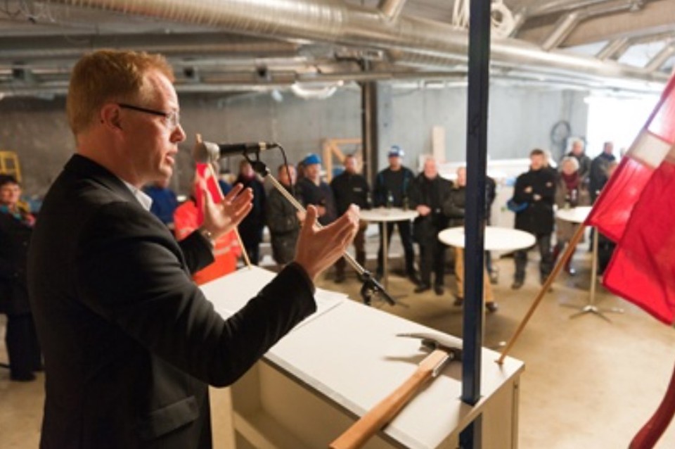 Efter regionsrådformand Carl Holst (V) havde indviet rejsegildet ved at slå med en hammer på brækjernet, blev det tid til taler. Foto: Jørgen Diswal