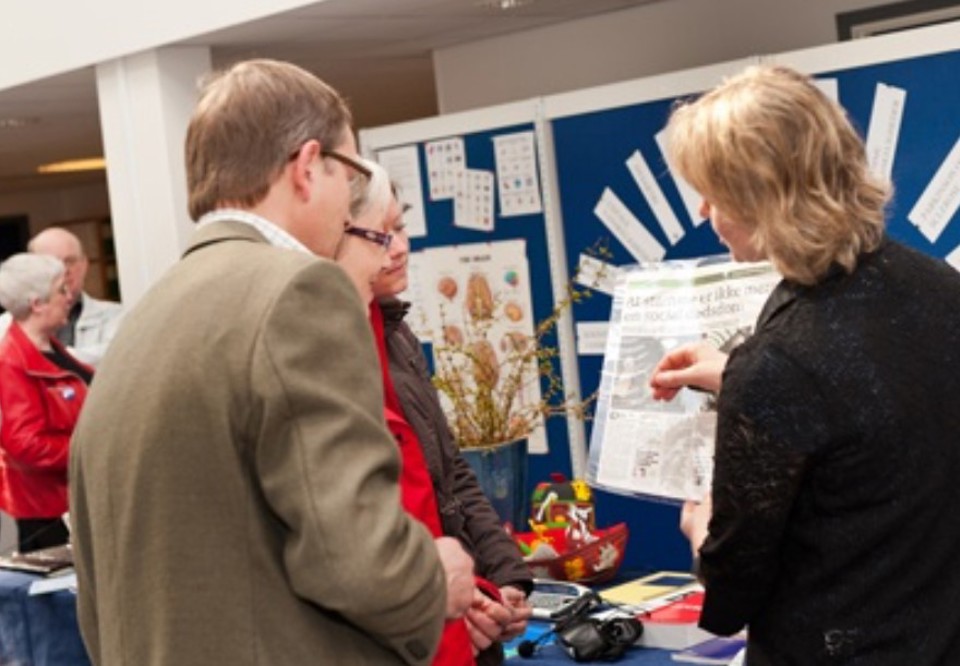 Efterfølgende var der åbent hus for alle interesserede, som kunne kigge sig omkring på centret og til en fornuftigt pris købe nogle af de udstillede genstande ...
