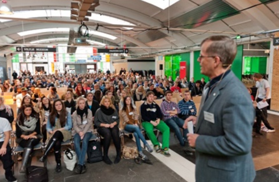 De mange fremmødte blev budt velkommen af Vejles borgmester, Arne Sigtenbjerggaard, som fortalte de unge, at i fremtiden skal vi bygge på nye idéer og få viden til at håndtere de nye idéer. (Fotos: Jørgen Diswal)