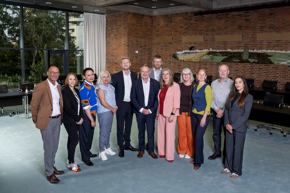 Forhandlerne bag Region Syddanmarks budget 2027. Fra venstre: Kim Johansen (S), Pernelle Jensen (V), Martin Schmidt Konradsen (EL), Bettina Eriksen (LA), Peter Kofod (DF),  Bo Libergren (V), Joachim Hoffmann (K), Mette With Hagensen (S), Annette Blynel (SF), Melissa Gilroy (RV), Kim Lund (DD) og Cecilie Liv Hansen (løsgænger). Foto: Maria Tuxen Hedegaard.