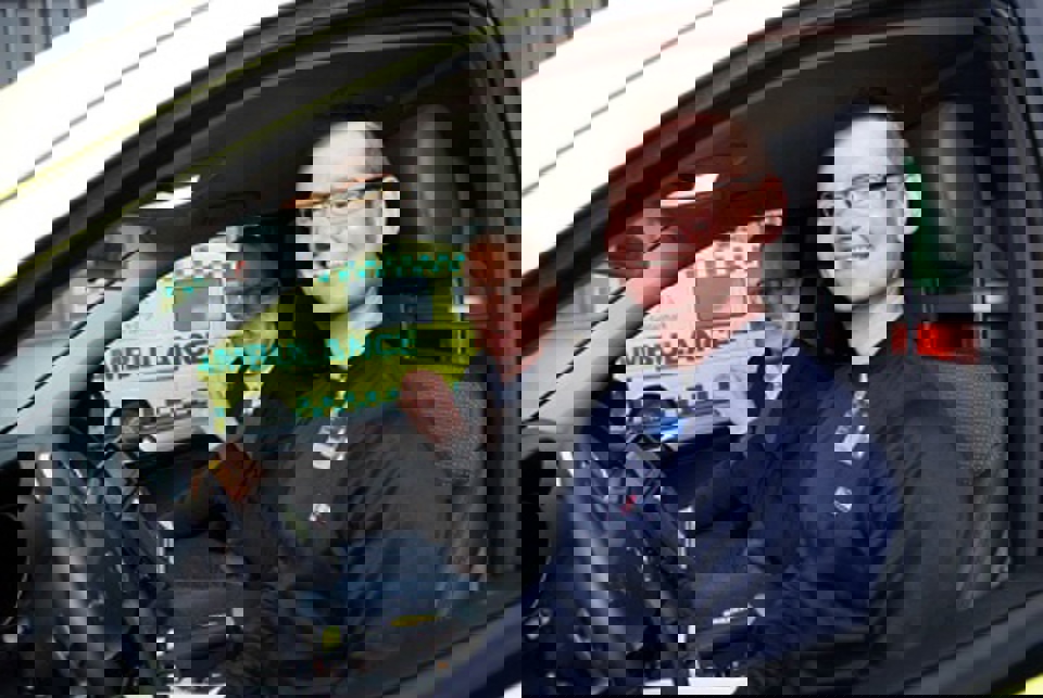 Regionsrådsformand Carl Holst (V) får oplevelsen af at sidde i  lægebilen. Her sammen med leder af lægebilen, overlæge Dennis  Köhler ved rattet.