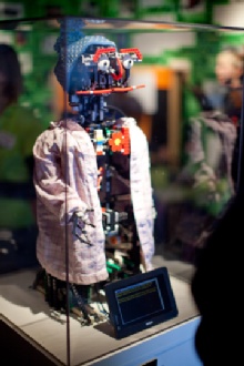 Ved indvielsen foretog en række lokale  børn og unge fra skoler og gymnasier  en række scienceforsøg i forbindelse  med indvielsen. Der var Stand Up fysik,  Edison-projekt, Fix-O-Bot byggeri,  Young Energy-projekt, ung-til-ung- samarbejde, World robot Olympiad- projekt og ikke mindst vinderprojektet  fra First Lego leauge i 2010. Foto: Jakob Fynsk.   