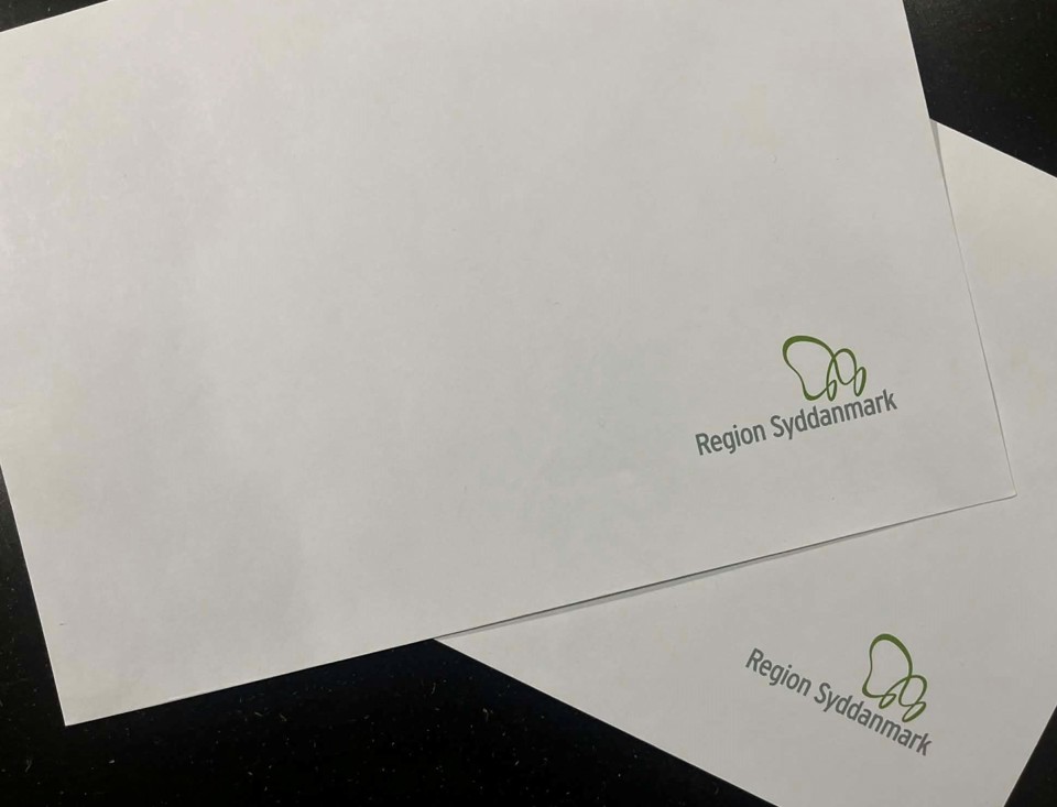 Billede af to hvide konvolutter med Region Syddanmark logo